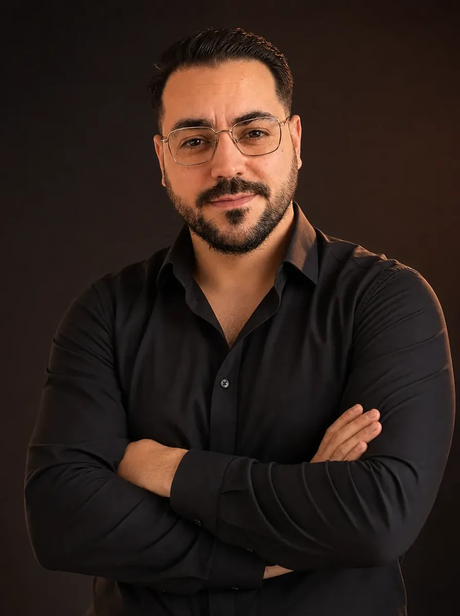 Julián Bagilet, fundador, trabajando en su escritorio con la laptop