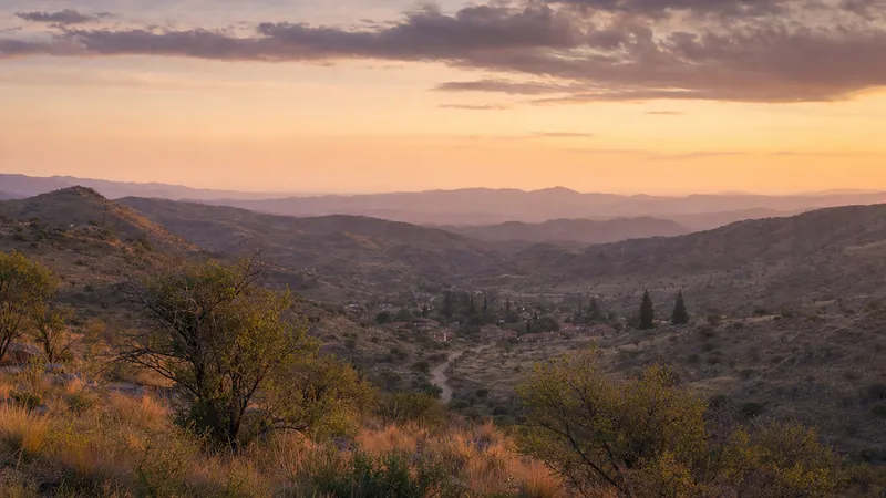 Paisaje de sierras al atardecer en el valle de Calamuchita, Córdoba